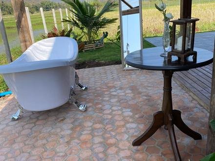 The outdoor bathtub at the Teak House